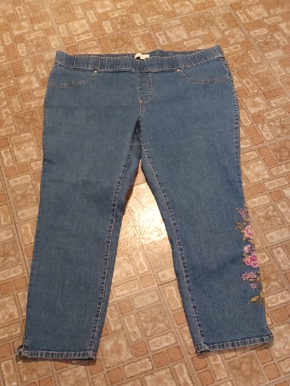 The Pioneer Woman Blue Cropped Jeans with Pink & Green Floral Embroidery Size 2x